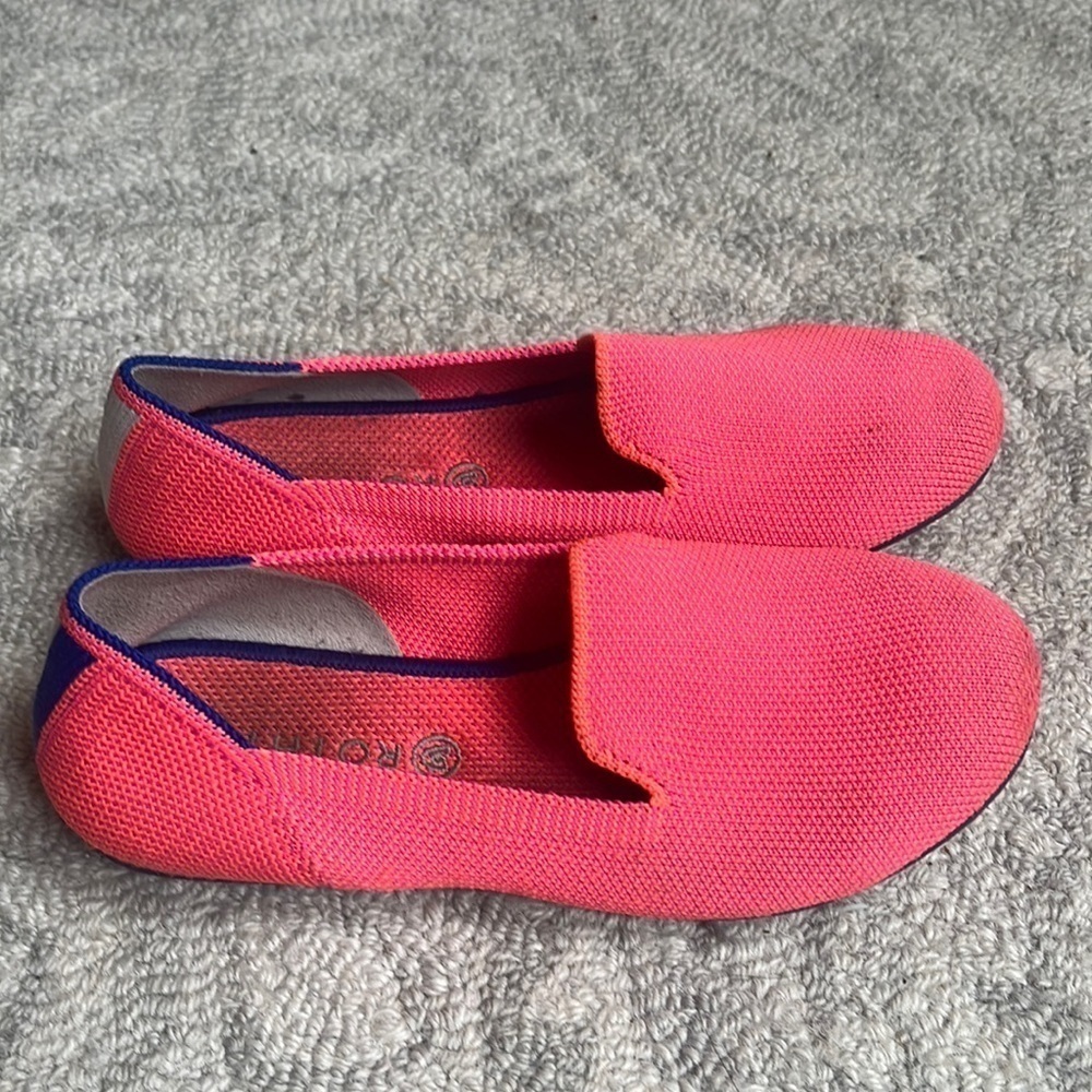Girls a pink Rothy’s Size 1